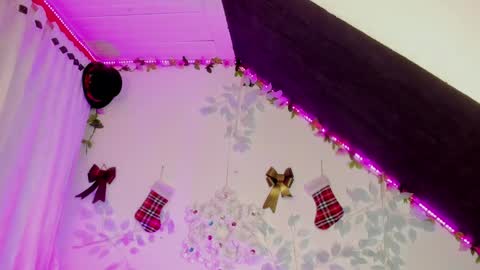 Cata green model independient online show from 14, 12, 2024