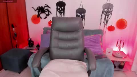 Cata green model independient online show from 7, 10, 2025