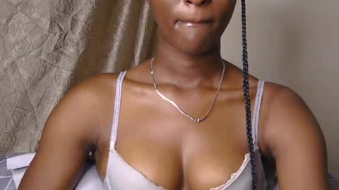 Snapshot of cee_queen chatting on 29, 6, 2026 cee_queen online show from 29, 6, 2026