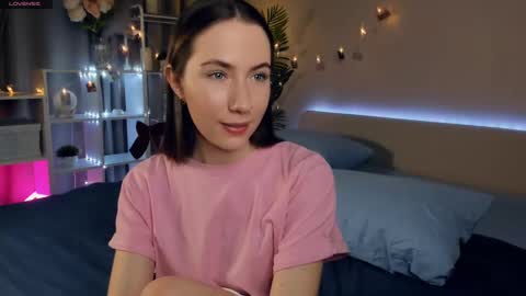 Josie Manesi online show from 6, 3, 2025