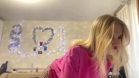 Snapshot of celenfomes chatting on 2, 12, 2025 Selene online show from 2, 12, 2025