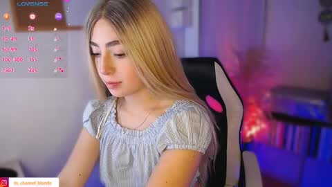 Snapshot of channel_blonde_a chatting on 29, 4, 2026 channel_blonde_a online show from 29, 4, 2026