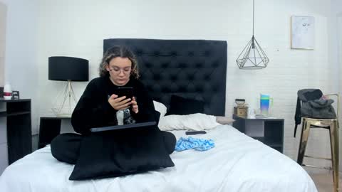 Charles y Elara online show from 3, 12, 2024