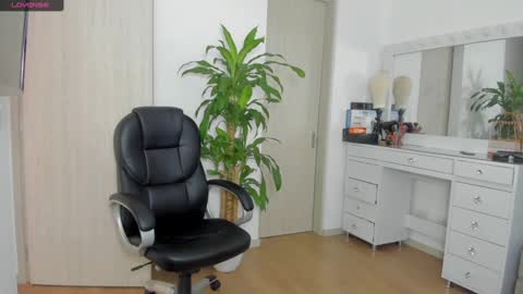 Snapshot of charlotte_tiller chatting on 13, 12, 2024 Yuli online show from 13, 12, 2024