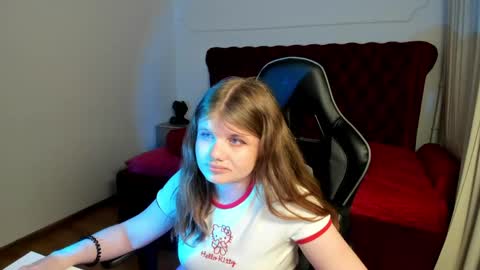 ChloeHalses online show from 8, 6, 2026