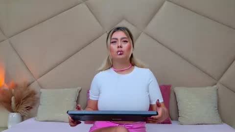 Chloe Vee online show from 29, 10, 2025