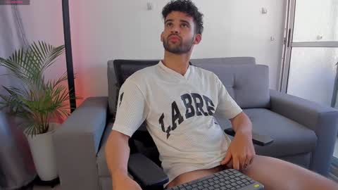 Im Chirs IM MODEL INDEPENDT online show from 7, 1, 2025