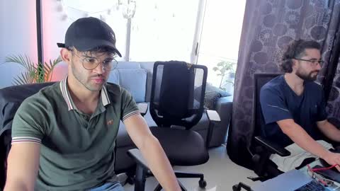 Im Chirs IM MODEL INDEPENDT online show from 17, 1, 2025