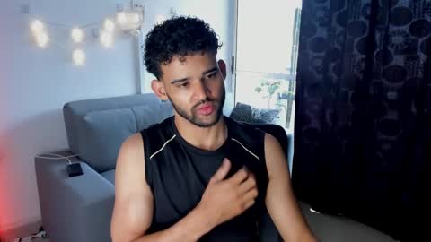 Im Chirs IM MODEL INDEPENDT online show from 11, 2, 2025