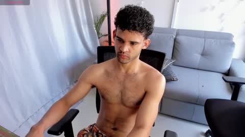 Im Chirs IM MODEL INDEPENDT online show from 1, 3, 2025