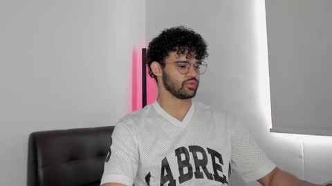 Im Chirs IM MODEL INDEPENDT online show from 12, 9, 2025