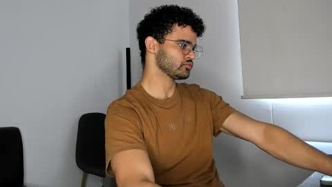 Im Chirs IM MODEL INDEPENDT online show from 10, 11, 2025