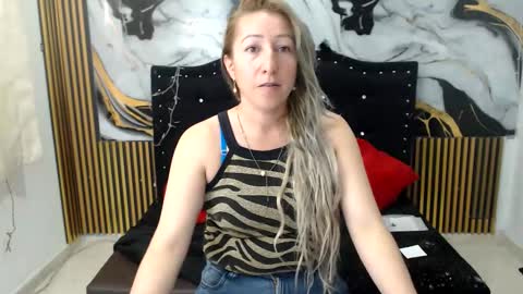 Snapshot of chrysta_12 chatting on 1, 10, 2025 chrystal hotty online show from 1, 10, 2025