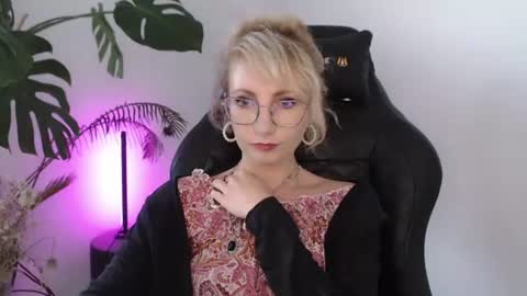 Snapshot of cinderellamoon chatting on 15, 7, 2026 Cinderella online show from 15, 7, 2026