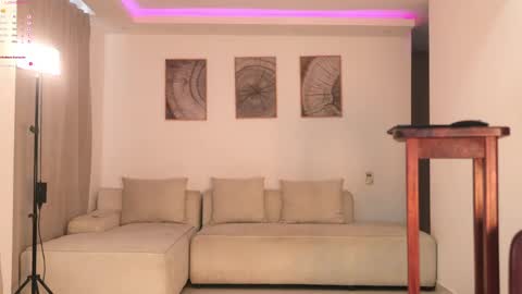 Snapshot of cinnamon__criss chatting on 8, 6, 2026 cinnamon__criss online show from 8, 6, 2026
