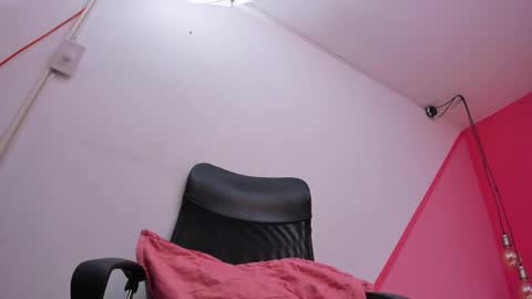 claire aristizabal online show from 11, 3, 2025