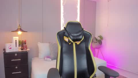 Snapshot of clara_lu chatting on 7, 2, 2026 C L A R A online show from 7, 2, 2026