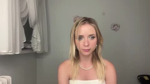Snapshot of claudiagold chatting on 8, 9, 2025 ClaudiaGold online show from 8, 9, 2025