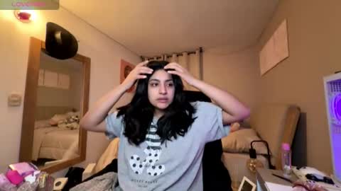 cloe small online show from 28, 11, 2025