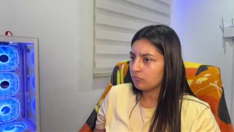 cloe small online show from 30, 6, 2026
