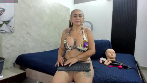 Snapshot of cloee_rabbyt chatting on 27, 11, 2025 CLOE online show from 27, 11, 2025