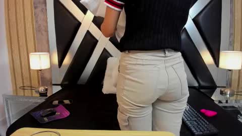 lady cloe person online show from 22, 12, 2025