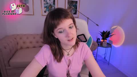 Snapshot of clover_red chatting on 3, 12, 2024 Clover follow me online show from 3, 12, 2024