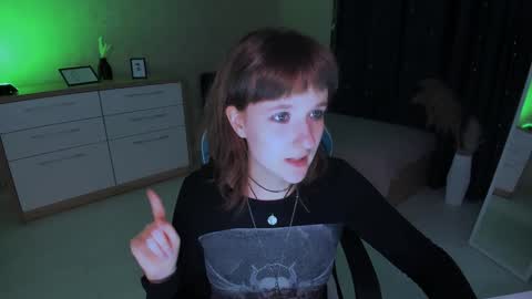 Snapshot of clover_red chatting on 12, 12, 2024 Clover follow me online show from 12, 12, 2024