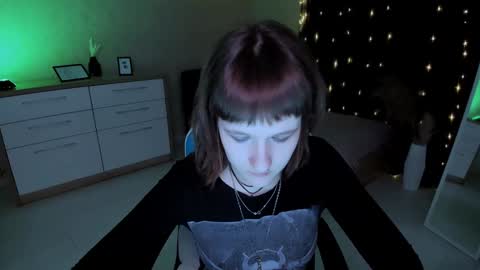 Snapshot of clover_red chatting on 12, 12, 2024 Clover follow me online show from 12, 12, 2024