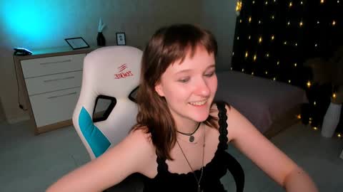 Snapshot of clover_red chatting on 18, 12, 2024 Clover follow me online show from 18, 12, 2024