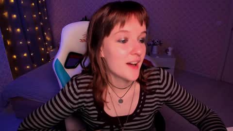 Snapshot of clover_red chatting on 22, 12, 2024 Clover follow me online show from 22, 12, 2024