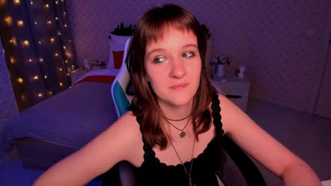 Snapshot of clover_red chatting on 22, 12, 2024 Clover follow me online show from 22, 12, 2024