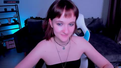 Snapshot of clover_red chatting on 28, 12, 2024 Clover follow me online show from 28, 12, 2024