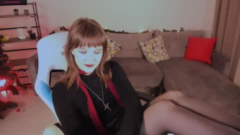 Snapshot of clover_red chatting on 12, 1, 2025 Clover follow me online show from 12, 1, 2025
