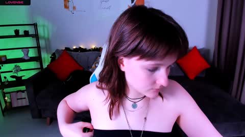 Snapshot of clover_red chatting on 18, 1, 2025 Clover follow me online show from 18, 1, 2025