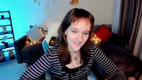 Snapshot of clover_red chatting on 9, 3, 2025 Clover follow me online show from 9, 3, 2025