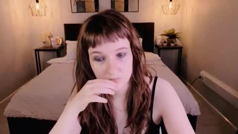 Snapshot of clover_red chatting on 10, 9, 2025 Clover follow me online show from 10, 9, 2025