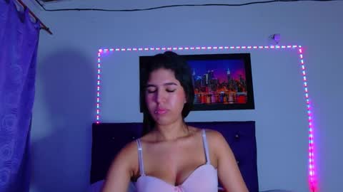 Snapshot of colombianmiilf_ chatting on 28, 11, 2025 Nahomi online show from 28, 11, 2025