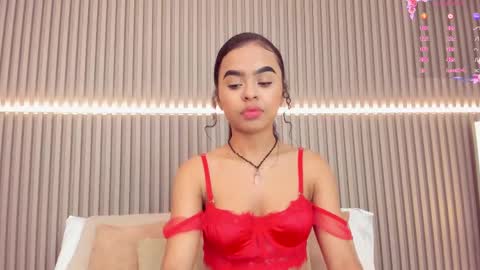 coralineross_ online show from 12, 3, 2025
