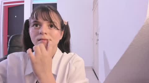 Coraline uwu     Bienvenidos al dulce mundo de Coraline    Hola amores soy Coraline  Una chica  tierna juguetona online show from 16, 4, 2026