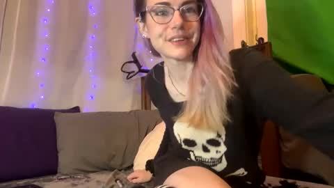 corolineclovr_and_kirkinator online show from 10, 3, 2025