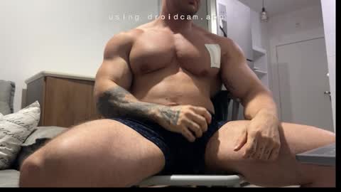 couplemuscle40 online show from 28, 10, 2025