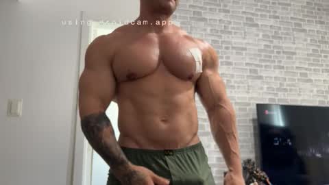 couplemuscle40 online show from 25, 11, 2025