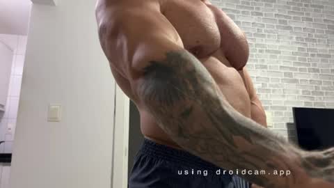 Snapshot of couplemuscle40 chatting on 4, 5, 2026 couplemuscle40 online show from 4, 5, 2026