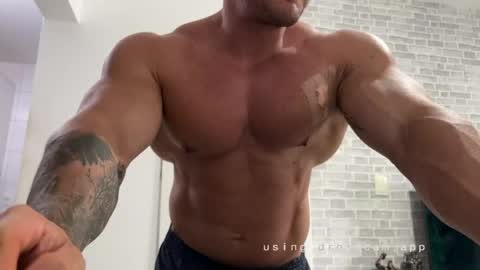 Snapshot of couplemuscle40 chatting on 8, 5, 2026 couplemuscle40 online show from 8, 5, 2026