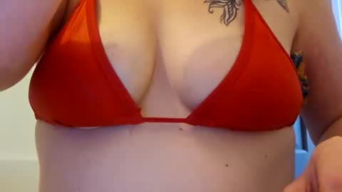 Snapshot of creamymilf11 chatting on 28, 9, 2025 creamymilf11 online show from 28, 9, 2025