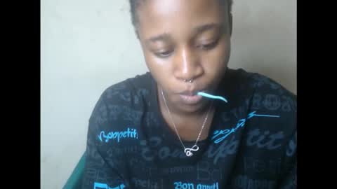 Snapshot of creamyxmuffin chatting on 15, 9, 2025 creamyxmuffin online show from 15, 9, 2025