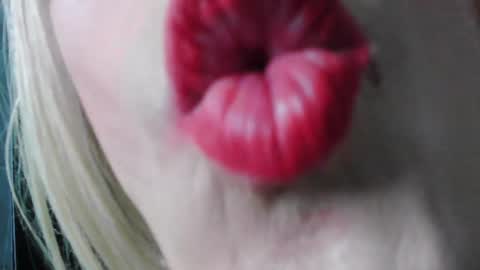 Snapshot of crislingery_doll chatting on 1, 2, 2025 crislingery_doll online show from 1, 2, 2025