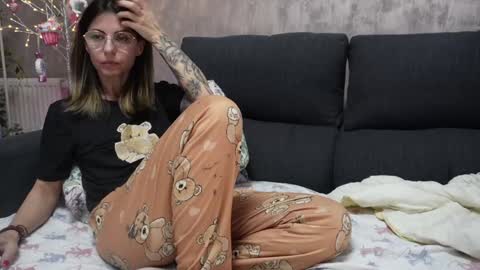 Snapshot of crissy_love chatting on 5, 1, 2025 crissy_love online show from 5, 1, 2025