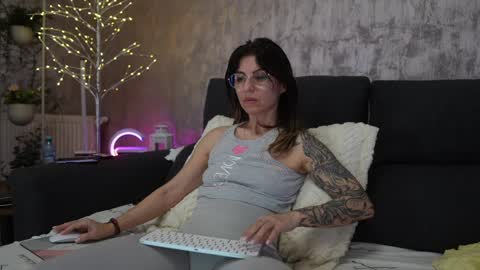 Snapshot of crissy_love chatting on 4, 2, 2025 crissy_love online show from 4, 2, 2025